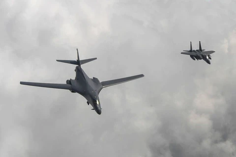 Máy bay ném bom B-1 (trái) trong cuộc tập trận ngoài khơi bán đảo Triều Tiên. (Nguồn: AP)