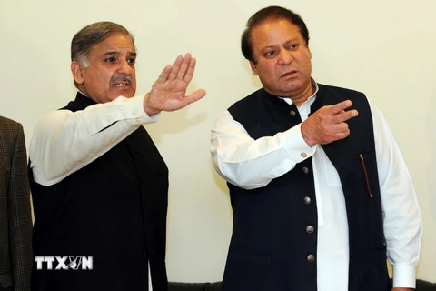 Ảnh tư liệu: Ông Nawaz Sharif (phải) và ông Shahbaz Sharif (trái) tại cuộc họp báo ở Lahore ngày 25/2/2009. (Nguồn: AFP/TTXVN)