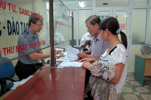 Người dân làm thủ tục hành chính ở thành phố Nam Định, tỉnh Nam Định. (Nguồn: sonoivu.namdinh.gov.vn)