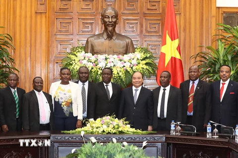 Thủ tướng Nguyễn Xuân Phúc chụp ảnh chung với đoàn Bộ trưởng của Tanzania. (Ảnh: Thống Nhất/TTXVN)