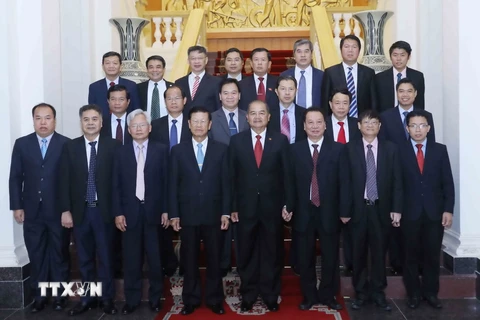 Đoàn đại biểu cấp cao Hội đồng Lý luận Trung ương Đảng Cộng sản Việt Nam và Hội đồng Khoa học Xã hội Quốc gia Lào. (Ảnh: Phương Hoa/TTXVN)