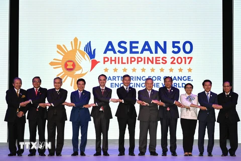 Các Ngoại trưởng chụp ảnh chung tại lễ khai mạc Hội nghị AMM lần thứ 50 ở Manila (Philippines) ngày 5/8. (Nguồn: EPA/TTXVN)