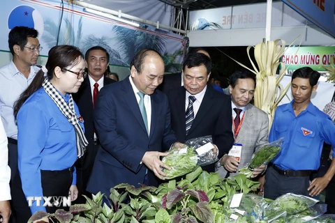 Thủ tướng Nguyễn Xuân Phúc thăm các gian hàng trưng bày tại ngày hội “Bến Tre Đồng khởi - Khởi nghiệp” năm 2017. (Ảnh: Thống Nhất/TTXVN)