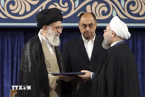 Tổng thống Iran Hassan Rouhani (phải), Đại giáo chủ Ali Khamenei (trái) tại buổi lễ nhậm chức ở Tehran ngày 3/8. (Nguồn: EPA/TTXVN)