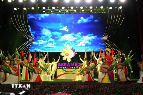 Chương trình nghệ thuật kỷ niệm 50 năm ngày thành lập ASEAN (8/8/1967-8/8/2017). (Ảnh: Thanh Vũ/TTXVN)