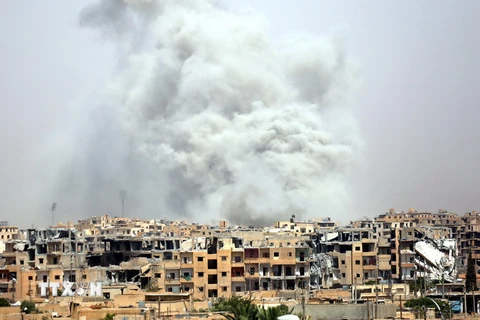 Khói bốc lên sau các cuộc giao tranh tại Raqqa, tỉnh Homs, Syria ngày 28/7. (Nguồn: AFP/TTXVN)
