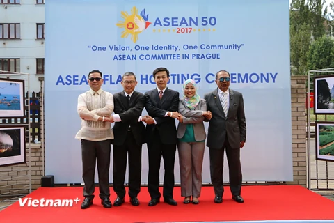 Đại sứ và đại diện Đại sứ quán 5 nước thành viên Ủy ban ASEAN tại Prague (ACP). (Nguồn: CQTT tại Séc)