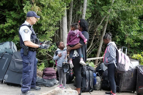 Lực lượng biên phòng Canada tiếp nhận người tị nạn Haiti. (Nguồn: Reuters)