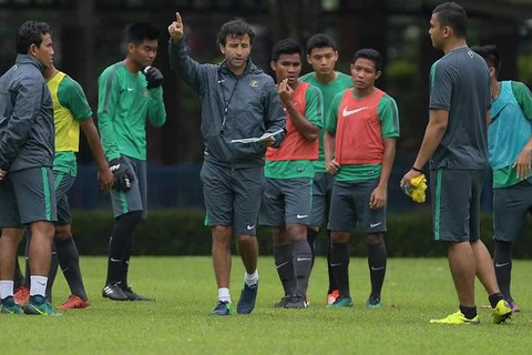 Huấn luyện viên Luis Milla và các cầu thủ U22 Indonesia. (Nguồn: CNN indonesia)