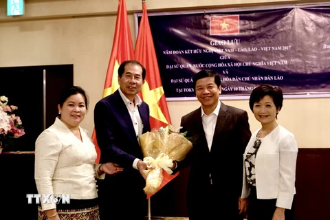 Đại sứ Việt Nam Nguyễn Quốc Cường và Phu nhân cùng Đại sứ Lào Viroth Sundara và Phu nhân tham dự chương trình giao lưu. (Ảnh: Nguyễn Cẩm Tuyến/TTXVN)