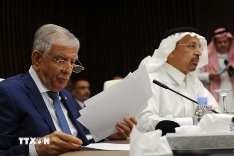 Bộ trưởng Năng lượng Saudi Arabia Khalid al-Falih (phải) và người đồng cấp Iraq Jabar Ali Luaybi (trái) tại cuộc họp báo chung sau cuộc gặp ở Jeddah. (Nguồn: AFP/TTXVN)