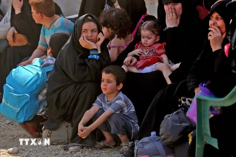 Người dân Syria sơ tán khỏi Raqa ngày 8/8. (Nguồn: AFP/TTXVN)