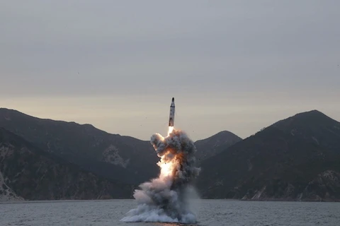 Một vụ phóng tên lửa từ tàu ngầm của Triều Tiên. (Nguồn: Getty)