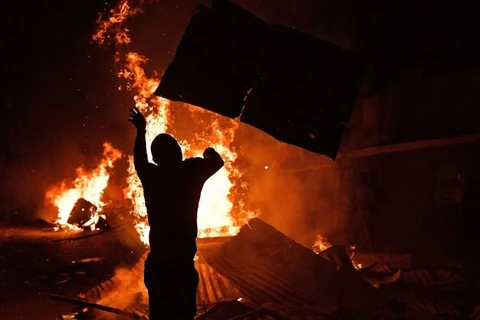 Người biểu tình đốt lửa tạo chướng ngại vật trên đường phố Nairobi sau khi kết quả bầu cử Tổng thống được công bố. (Nguồn: AFP)