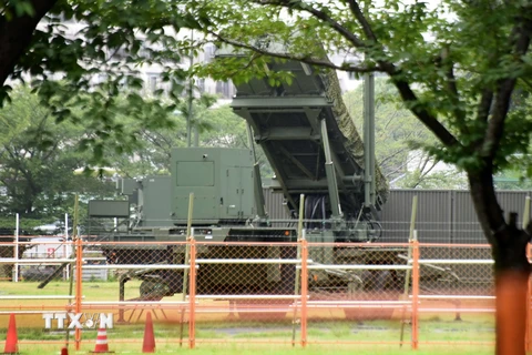 Hệ thống phòng thủ tên lửa và phòng không "Patriot Advanced Cabability-3" (PAC-3) được triển khai bên ngoài trụ sở Bộ Quốc phòng Nhật Bản ở Tokyo ngày 11/8. (Nguồn: AFP/TTXVN)