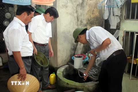 Kiểm tra công tác diệt loăng quăng, bọ gậy phòng chống bệnh sốt xuất huyết tại các hộ dân xã Diễn Ngọc, huyện Diễn Châu (Nghệ An). (Ảnh: Tá Chuyên/TTXVN)