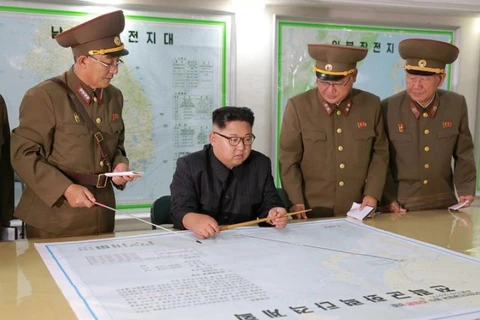 Triều Tiên cho thấy thoáng qua kế hoạch bắn các tên lửa nhằm vào khu vực gần đảo Guam trong các bức ảnh được truyền thông nhà nước công bố vào ngày 15/8. (Nguồn: Reuters)
