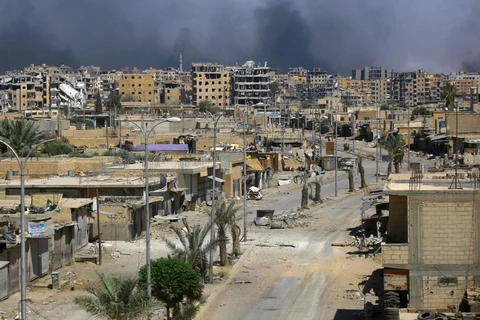 Khói bốc lên ở Raqa, thành phố đang diễn ra cuộc chiến giành lại thành phố của lực lượng Dân chủ Syria, do Mỹ hậu thuẫn. Ảnh minh họa. (Nguồn: AFP)