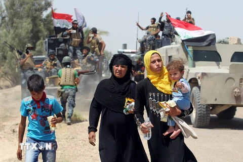 Người dân Iraq chạy lánh chiến sự gần làng al-Sejar, tỉnh Anbar ngày 27/5/2016. (Nguồn: AFP/ TTXVN)
