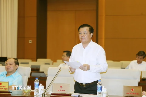 Bộ trưởng Bộ Tài chính Đinh Tiến Dũng giải trình ý kiến của các đại biểu. (Ảnh: Nguyễn Dân/TTXVN)