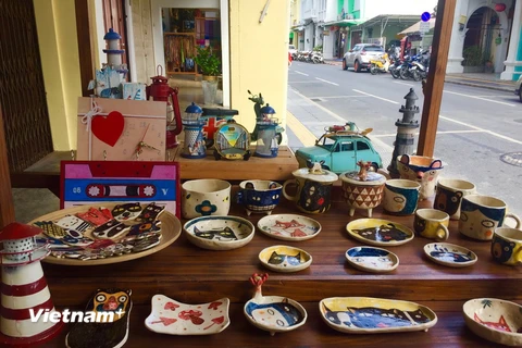 Một cửa hàng đồ lưu niệm xinh xắn trong khu phố cổ của Phuket. (Ảnh:PV/Vietnam+)