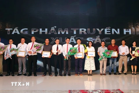 Ông Nguyễn Đức Lợi, Ủy viên Trung ương Đảng, Tổng Giám đốc Thông tấn xã Việt Nam trao giải Tác phẩm truyền hình xuất sắc cho các nhóm tác giả. (Ảnh: Danh Lam/TTXVN)
