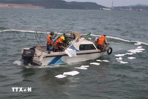 Ứng phó với sự cố tràn dầu trên biển Thanh Hóa do vụ chìm tàu ở khu vực biển giáp ranh Thanh Hóa-Nghệ An, ngày 6/8. (Ảnh: Khiếu Tư/TTXVN)