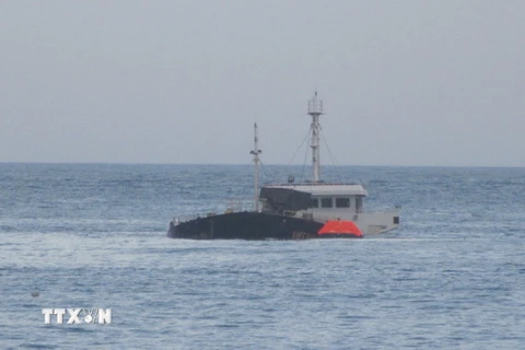 Tàu Việt Hải 06 bị chìm tại vùng biển Ninh Chữ (ảnh chụp chiều 24/8). (Ảnh: Nguyễn Thành/TTXVN)