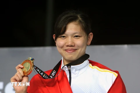 Kình ngư Nguyễn Thị Ánh Viên vui mừng với chiếc huy chương vàng đầu tiên tại SEA Games 29. (Ảnh: Quốc Khánh/TTXVN)