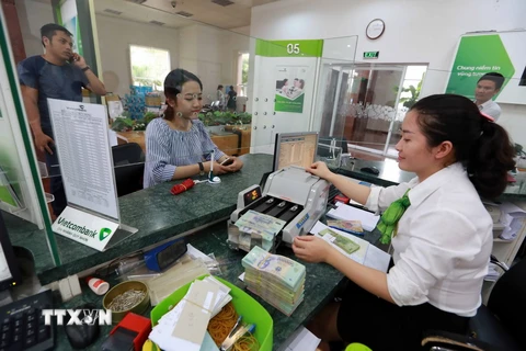 Khách hàng giao dịch tại Vietcombank chi nhánh Bình Định. Ảnh minh họa. (Ảnh: Trần Việt/TTXVN)