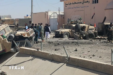 Cảnh sát điều tra tại hiện trường vụ đánh bom xe ở Lashkar Gah, thủ phủ tỉnh Helmand, ngày 23/8. (Nguồn: AFP/TTXVN)