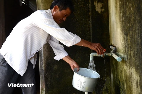 Mặc dù nguồn nước sinh hoạt bị nhiễm asen cao gấp nhiều lần tiêu chuẩn cho phép nhưng người dân Đức Xuyên vẫn phải sử dụng cho sinh hoạt hàng ngày. (Ảnh: Hưng Thịnh/Vietnam+)
