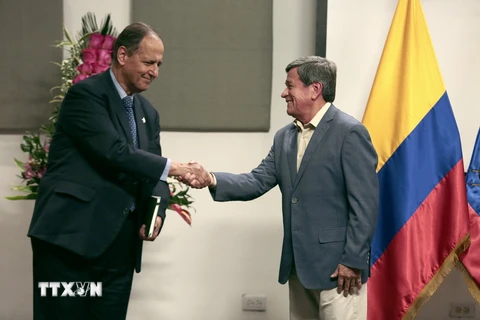 Trưởng đoàn đàm phán Chính phủ Colombia Juan Camilo Restrepo (trái) và Trưởng đoàn đàm phán ELN Pablo Beltran trong cuộc họp báo ở Quito, Ecuador ngày 30/6. (Nguồn: EPA/TTXVN)