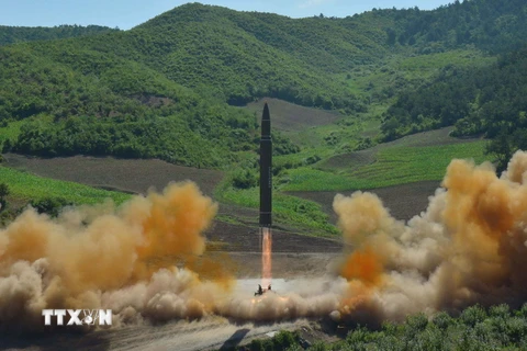 Ảnh tư liệu: Tên lửa đạn đạo liên lục địa Hwasong-14 được phóng thử từ một địa điểm bí mật ở Triều Tiên ngày 4/7. (Nguồn: EPA/TTXVN)
