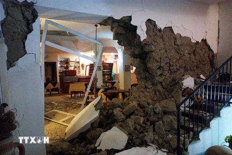 Nhà cửa bị phá hủy trong trận động đất. (Nguồn: EPA/TTXVN)