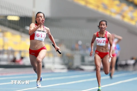 Vận động viên Lê Tú Chinh (số 617-Việt Nam) bứt phá về đích đoạt huy chương vàng nội dung 4x100m nữ. (Ảnh: Quốc Khánh/TTXVN)