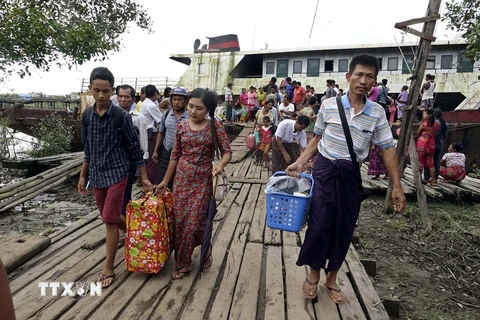 Người dân sơ tán khỏi thị trấn Maungdaw, bang Rakhine để tránh bạo lực ngày 26/8. (Nguồn: EPA/TTXVN)