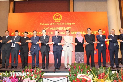 Thứ trưởng Bộ Ngoại giao Việt Nam Lê Hoài Trung, Đại sứ Việt Nam tại Singapore Nguyễn Tiến Minh và đại diện các nước ASEAN tại lễ kỷ niệm. (Ảnh Xuân Vịnh/TTXVN)