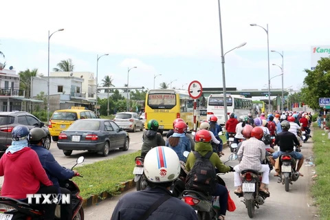 Lượng xe từ Thành phố Hồ Chí Minh về Bến Tre qua Trạm thu phí cầu Rạch Miễu rất đông so với chiều ngược lại. (Ảnh: Trần Thị Thu Hiền/TTXVN)