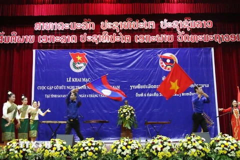 Văn nghệ chào mừng lễ khai mạc Gặp gỡ hữu nghị thanh niên Việt Nam-Lào năm 2016. (Ảnh: Phạm Kiên/TTXVN)
