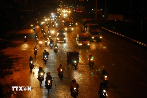 Các phương tiện xe máy, ôtô lưu thông trên Quốc lộ 1 hướng từ các tỉnh miền Tây đổ về Thành phố Hồ Chí Minh. (Ảnh: Mạnh Linh/TTXVN)