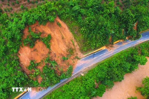 Toàn cảnh hiện trường sạt lở tại tại Km19+570 Quốc lộ 279 ( tuyến đường huyết mạch, quan trọng của tỉnh Điện Biên). (Ảnh: Văn Dũng/TTXVN)