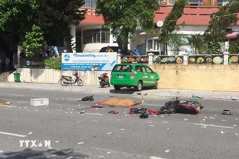 Hiện trường vụ hai taxi vượt ẩu gây tai nạn làm một người tử vong tại tỉnh Quảng Ninh sáng 2/9. (Ảnh: Trung Nguyên/TTXVN)