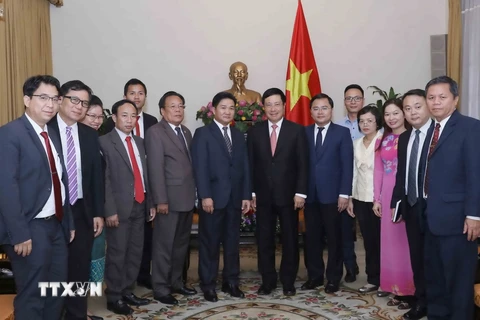 Phó Thủ tướng, Bộ trưởng Bộ Ngoại giao Phạm Bình Minh chụp ảnh chung với đoàn đại biểu cấp cao Trung ương Đoàn Thanh niên Nhân dân Cách mạng Lào. (Ảnh: Phương Hoa/TTXVN)