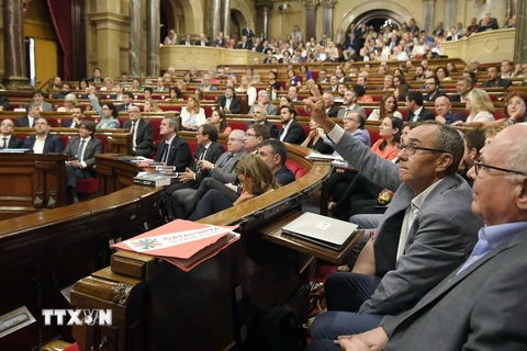 Các nghị sỹ tại phiên họp của Cơ quan lập pháp vùng Catalonia ở Barcelona ngày 6/9. (Nguồn: AFP/TTXVN)