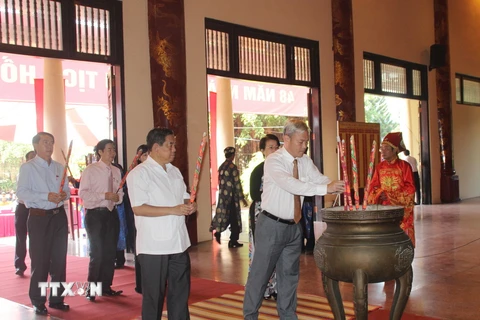 Lãnh đạo tỉnh Đồng Nai dâng hương tưởng niệm ngày mất Chủ tịch Hồ Chí Minh. (Ảnh: Lê Xuân/TTXVN)