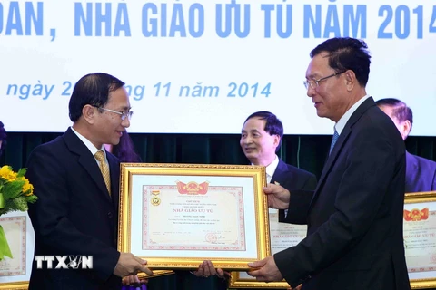 Lễ trao tặng danh hiệu Nhà giáo Nhân dân, Nhà giáo ưu tú năm 2014. (Ảnh: Quý Trung/TTXVN)