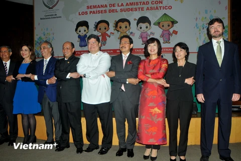 Đại sứ Malaysia, Indonesia, Philippines, Thái Lan và Việt Nam chụp ảnh với các hạ nghị sỹ Mexico. (Ảnh: Việt Hùng/Vietnam+)