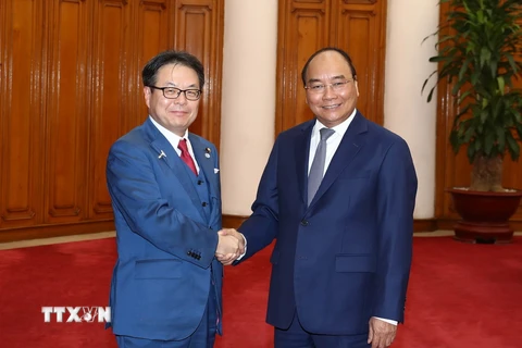 Thủ tướng Nguyễn Xuân Phúc tiếp Bộ trưởng Kinh tế, Thương mại và Công nghiệp Nhật Bản Seko Hiroshige. (Ảnh: Thống Nhất/TTXVN)