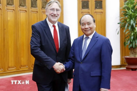 Thủ tướng Nguyễn Xuân Phúc tiếp ông Bernd Lange Chủ tịch Ủy ban Thương mại Quốc tế thuộc Nghị viện châu Âu. (Ảnh: Văn Điệp/TTXVN)